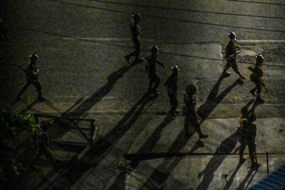 Zákaz vychádzania. Vojaci v uliciach najväčšieho mesta Yangon.