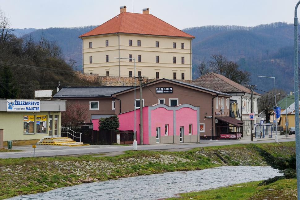 Žarnovický kaštieľ postavili Dóciovci na prelome 15. a 16. storočia. Traduje sa, že hrad bol s kaštieľom spojený podzemnou chodbou, ktorú súčasníci zatiaľ nenašli. Panstvu mala slúžiť v prípade pohromy, aby mohlo ujsť z kaštieľa na hrad.