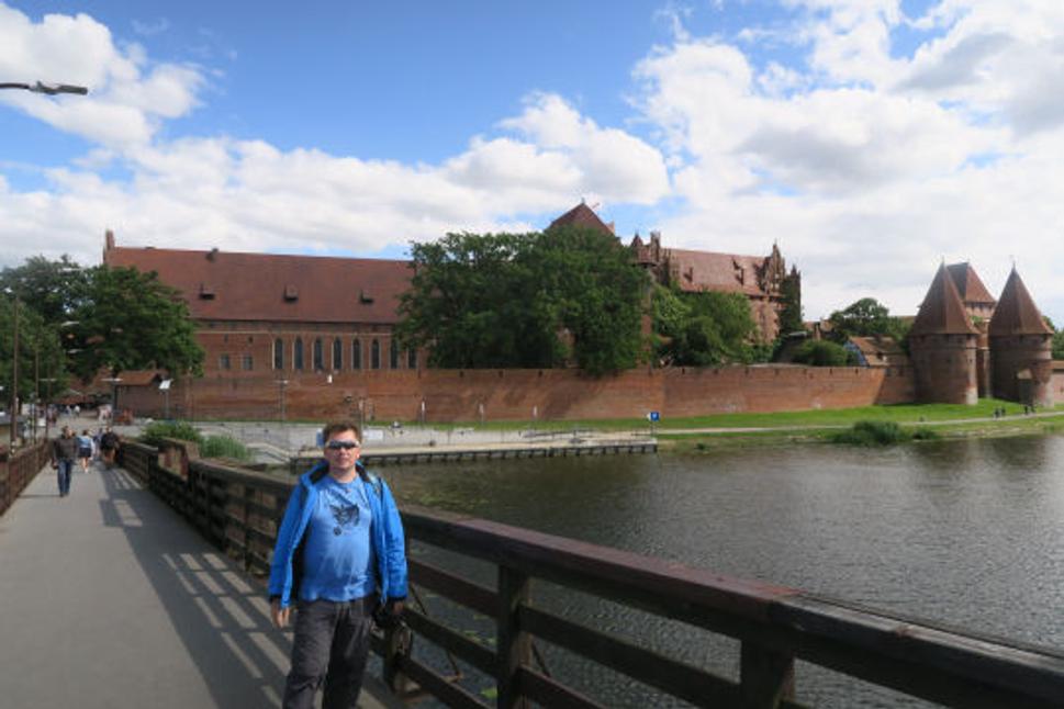 Pred hradom