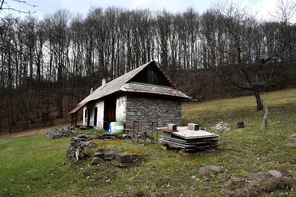 lúka s chatkou