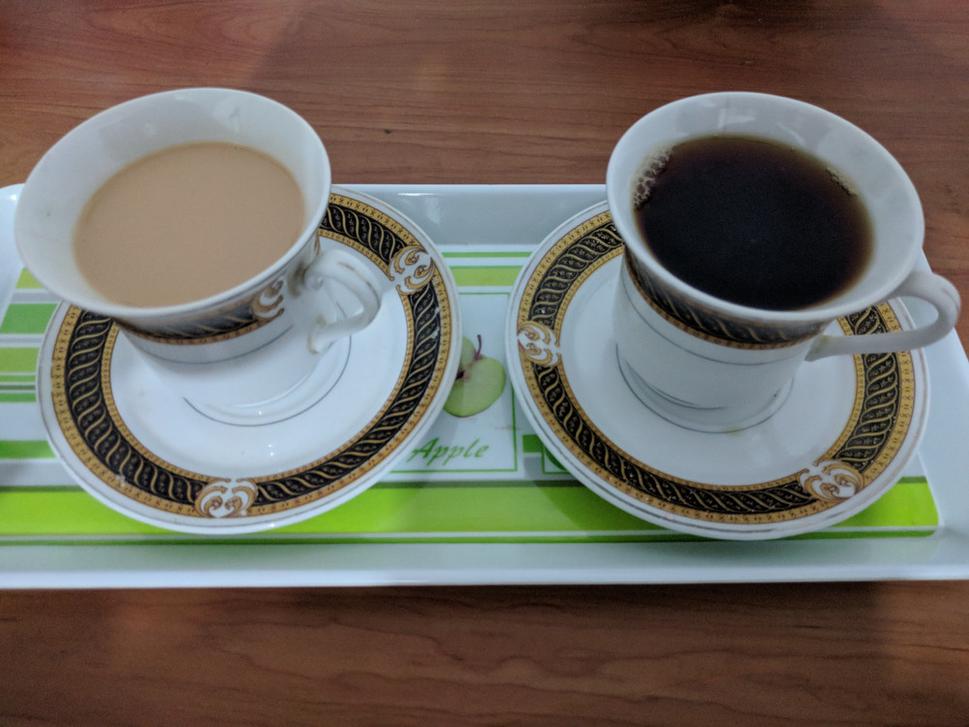 Takto sa pije čierny čaj na Srí Lanke - rozdiel medzi "tea" a "plain tea" je v pridanom mlieku