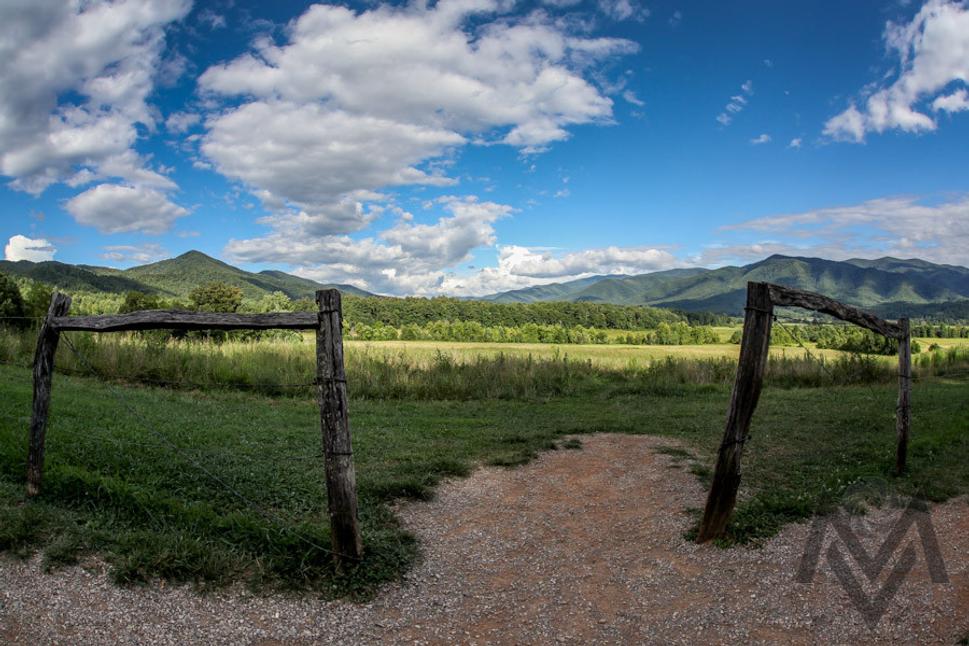 Z jedneho maleho odpocivadla velky pohlad na Smoky Mountain