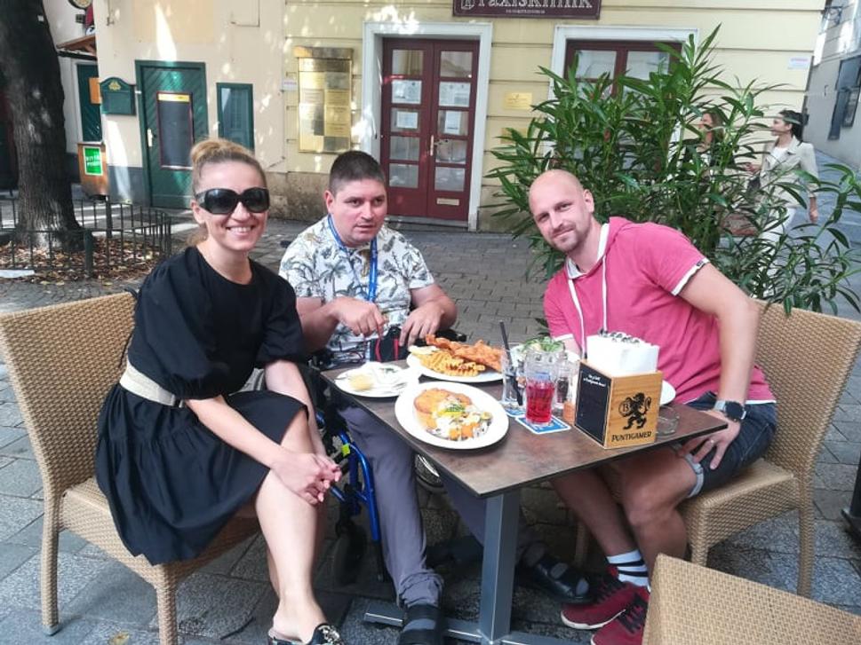 Ja s asistentom Jankom a kamarátkou Silviou v reštaurácii
