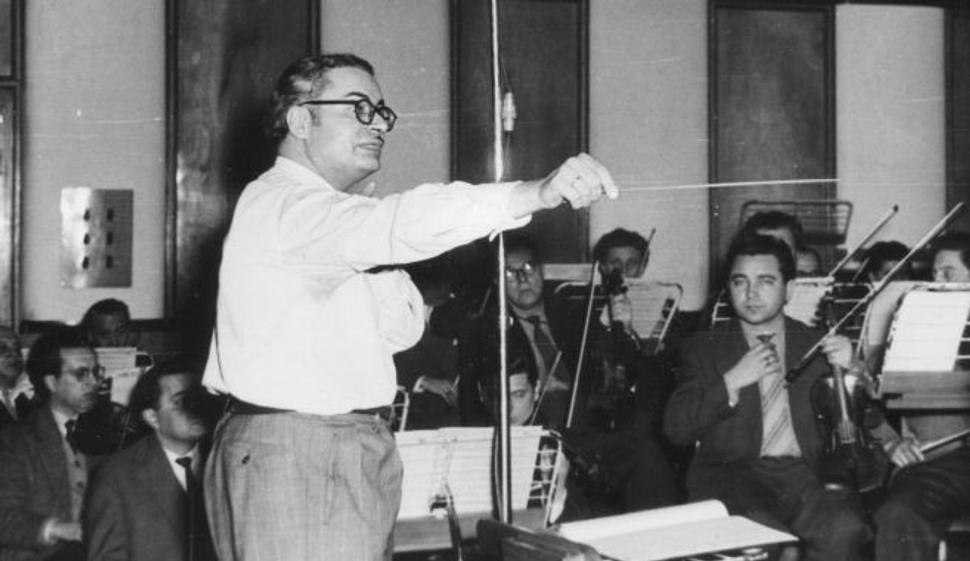 Alfréd Zemanovský ako dirigent orchestra Slovenského rozhlasu v Bratislave (fotografia zo 16. februára 1961)