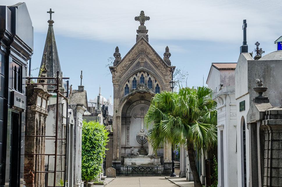 Cementerio de la Recoleta je cintorín, ktorého hrobky tvoria minimestečko. Na tomto cintoríne je pochovaná aj Eva "Evita" Perón.