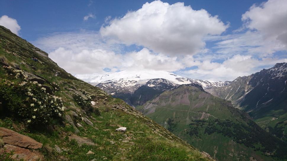 Elbrus v oblakoch