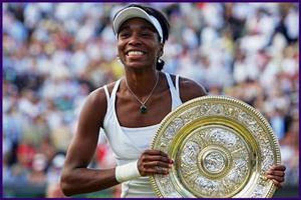 Štvornásobná víťazka Venus Williamsová s trofejou