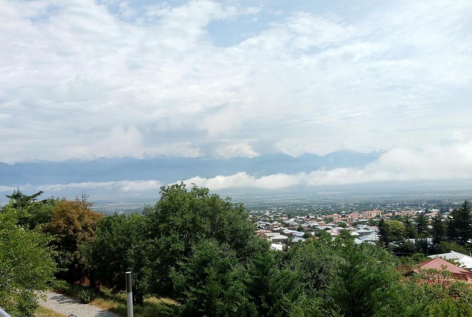 výhľad na hrebeň Kaukazu, ktorého končiare tu prevyšujú 3000 m n.m.