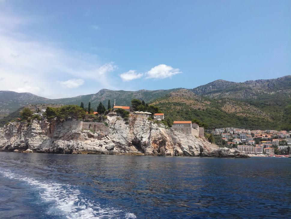 Na výletnej lodi - ostrov Sveti Stefan.