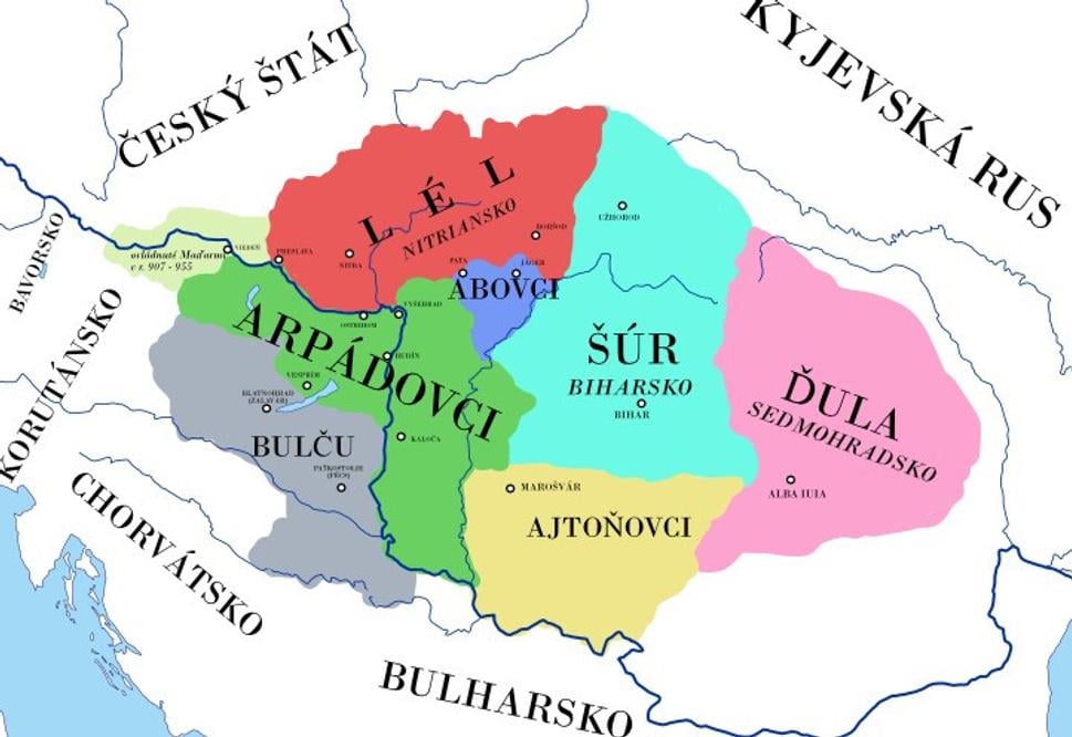 Uhorské kniežatstvo pred rokom 955. Farebne sú vyznačené jednotlivé kniežatstvá spolu s menami kniežat.