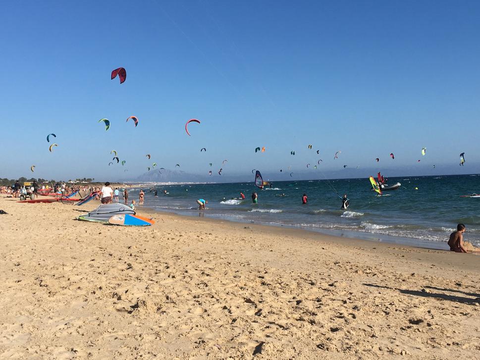 Kitesurfisti na Valdevaqueros v akcii.