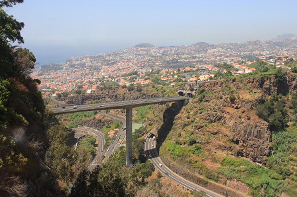 Z mosta do tunela, pohľad na Funchal