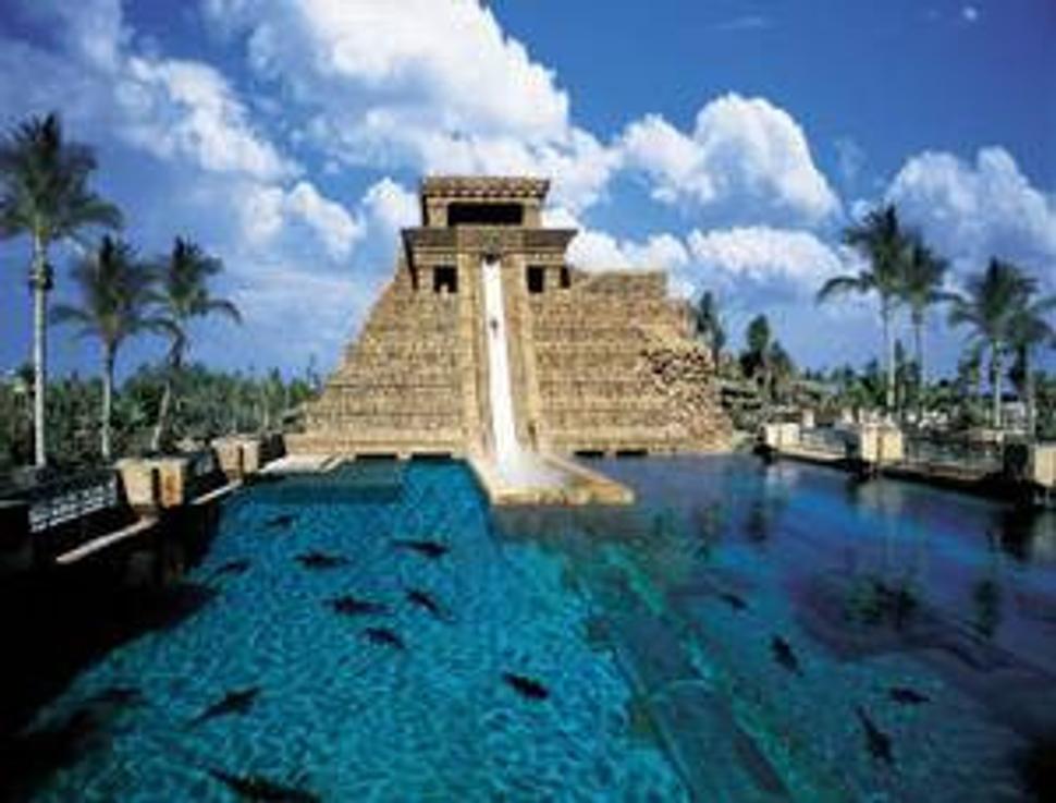 Hotel Atlantis má aj túto atrakciu. Indiánska pyramída s tobogánom vedúcim do bazéna plného žralokov.