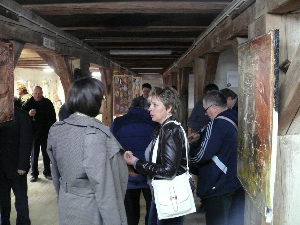 Obrazy Fera Guldana s tématikou Spišských exodov lemujú trámy a hrady priestorov vznikajúcej galérie v Spišskom Hrhove.