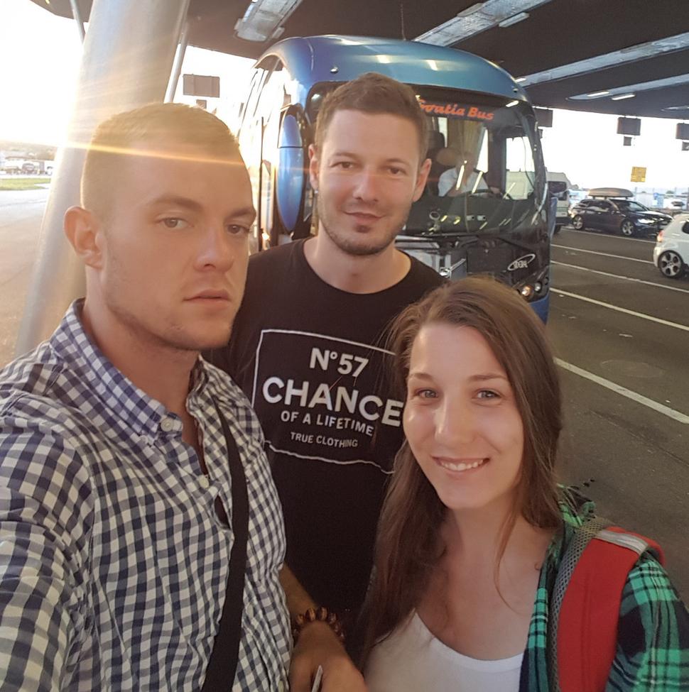 Na hraniciach na ceste späť z Ljubljany. Trošku už doliehala aj únava :)