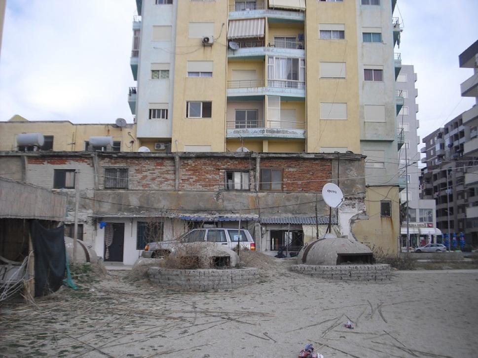 Bunkre na najnavštevovanejšej pláži v Drači. Za pozornosť stojí satelit na bunkri.