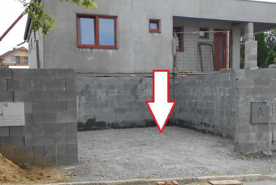 Žiadal pozemok na prístup k rozostavanému domu