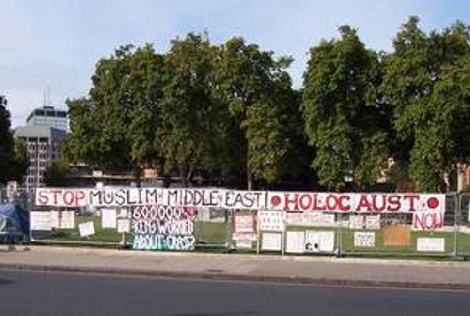 Protest proti vojne v Iraku - najväešiemu fiasku Labouristickej vlády od roku 1997 - pred budovou Westminsterského parlamentu v Londýne