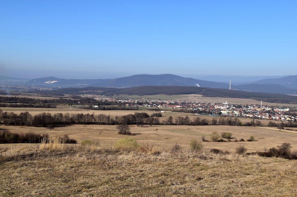 výhľad z lúky na Hornonitriansku dolinu