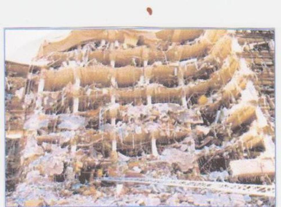 demolice fed. budovy mikronukle.náložemi a výbušninou C4