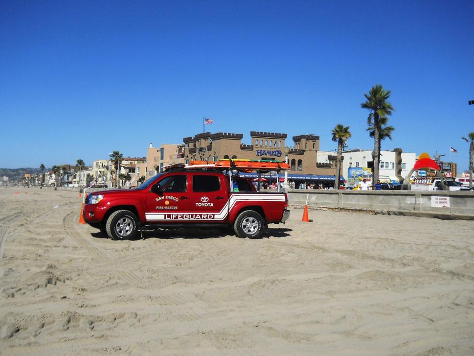 Mission Beach ako vystrihnutá zo seriálu Baywatch