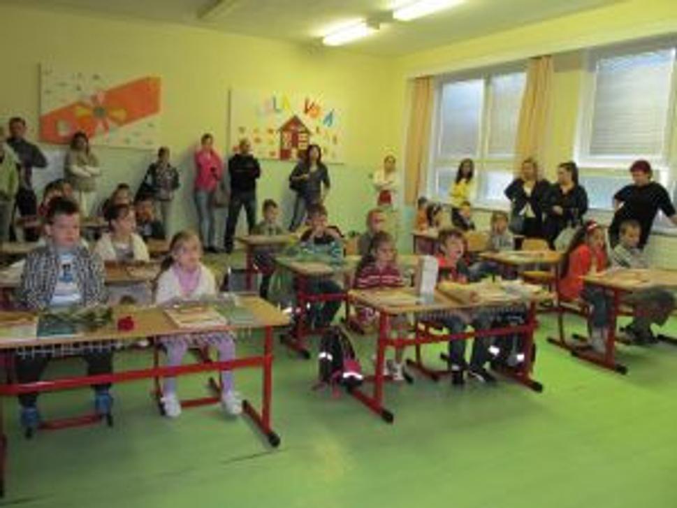 Pre deti ale aj pre ich rodičov znamená prvý deň v škole veľkú životnú zmenu. Prváčikovia v Zlatých Moravciach od mesta dostali prvú žiacku knižku s logom mestského blogu, pre viacerých rodičov je tento blog kontroverzný.