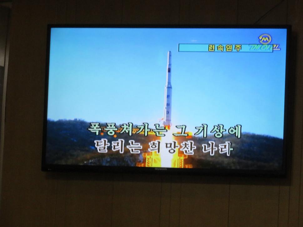 Program v televízii je asi takýto: lietajúce rakety na USA a Japonsko, stretnutie aparátčikov, prezident Kim Čong-un v továrni, film o baníkoch a dokument o Kim Ir Senovi a dookola to isté.