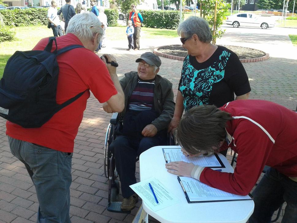 Vypisujem údaje nevidiacemu mužovi. Novinára Eugena Kordu to zaujalo.