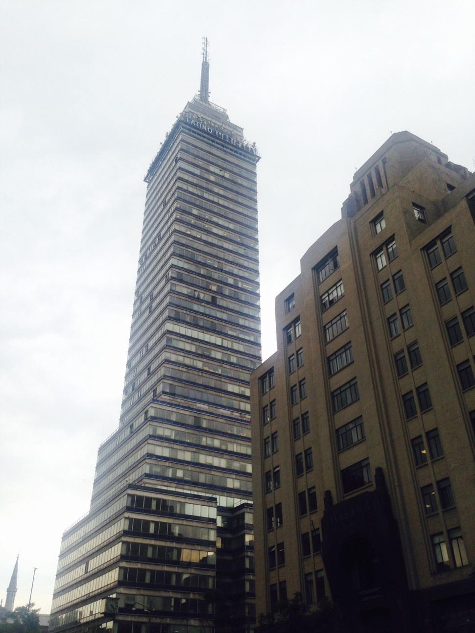 Torre Latinoamericana bola postavená v 50. Rokoch a chcela sa asi ponášať na Empire State Building, čo sa jej podľa mňa celkom podarilo. Ale dnes je viac ako z polovice opustená, čo ju robí takou odstrašujúcou stavbou.
