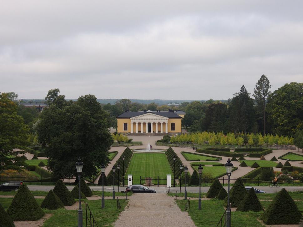 Linneanum- v podstate sa jedná o čast botanickej záhrady, kde uchovávali počas zimy citrusové rastliny (tzv.Orangery); na leto rastliny premiestňovali vonku
