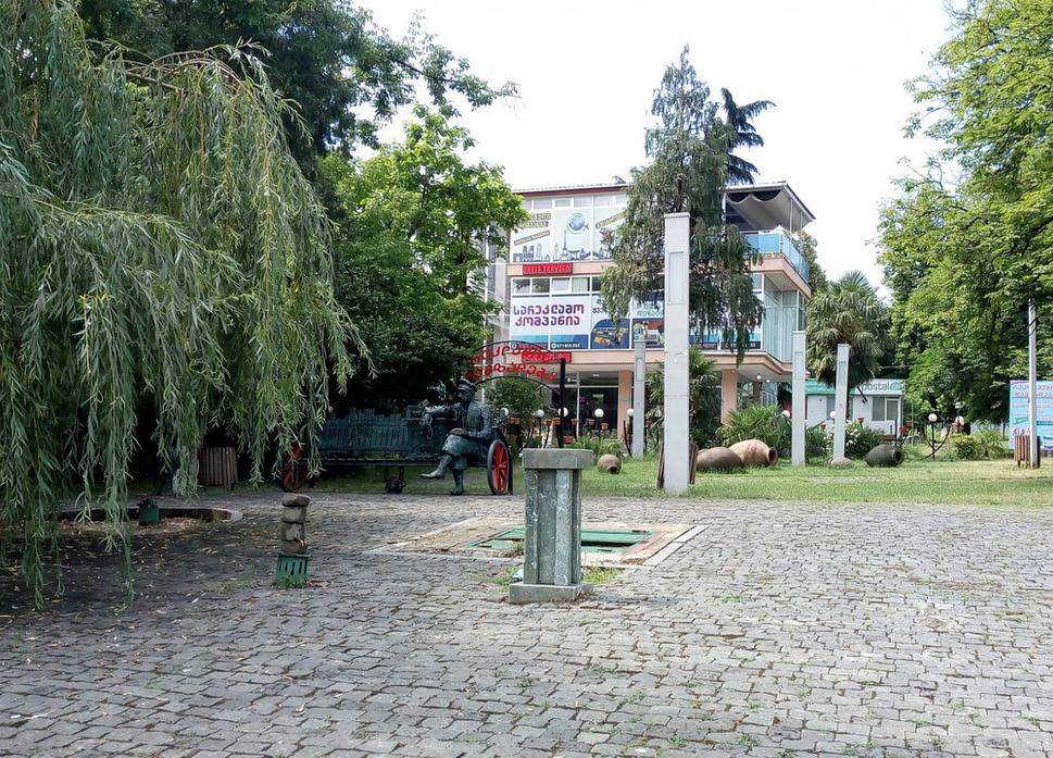 tradičná gruzínska keramická nádoba - kvevri - bežne používaná ako dekorácia v mestách v Gruzínsku