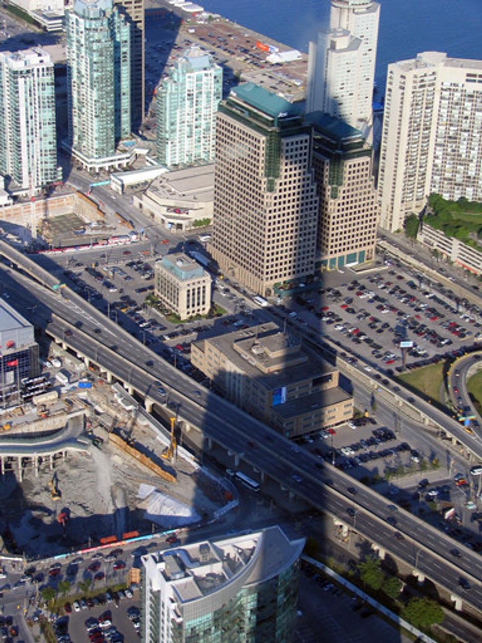 V tieni CN Tower