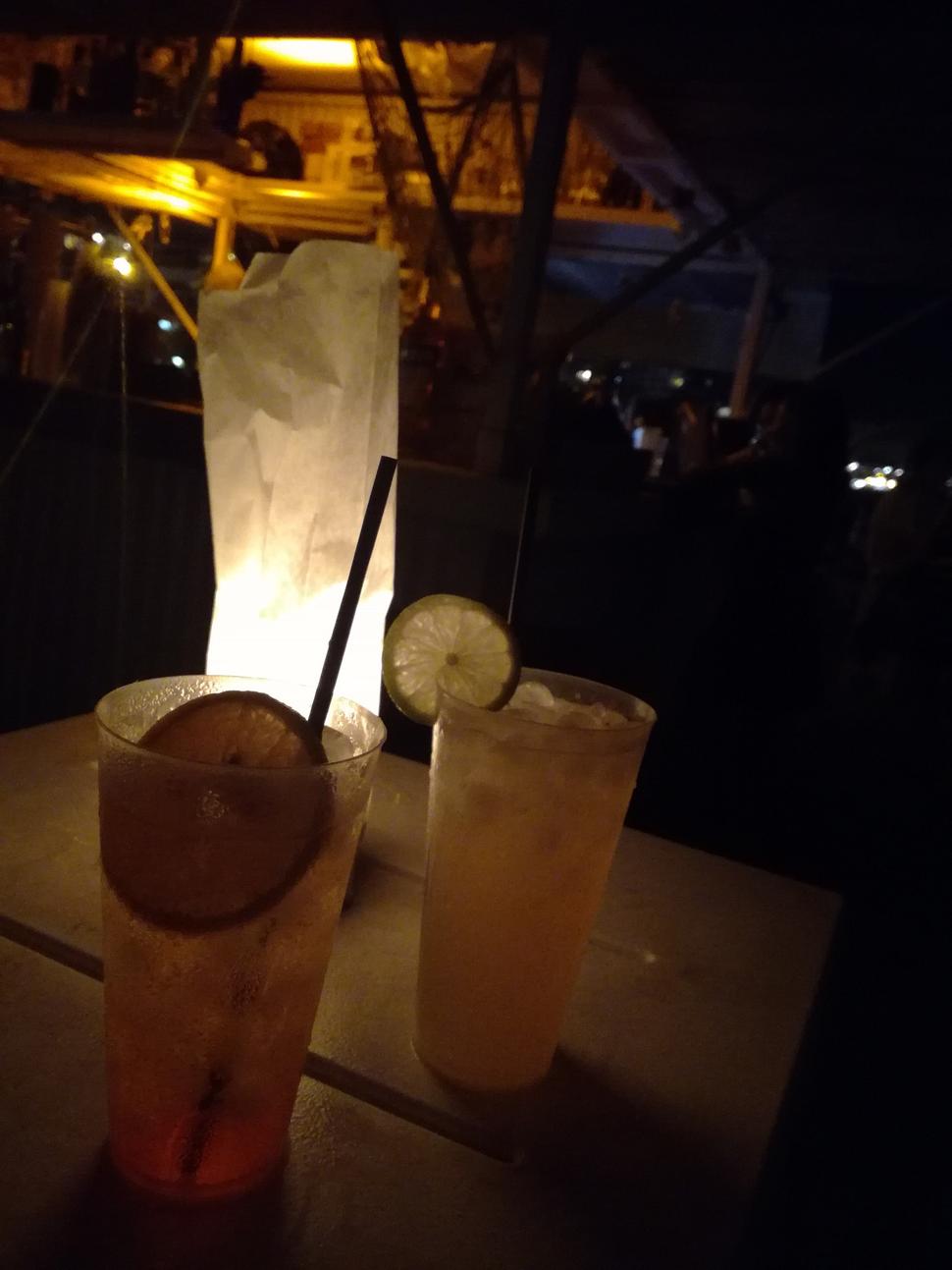 Miešané drinky v Chiringuite - jednom z dvoch plážových barov.