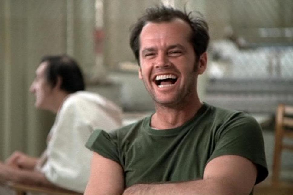 • Záber z filmu Prelet nad kukučím hniezdom: Jack Nicholson ako McMurphy. •