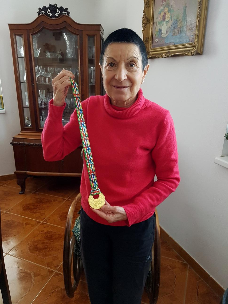 Eva Seidlová s medailou s 398. maratónu v Tókiu vo febuári 2018.