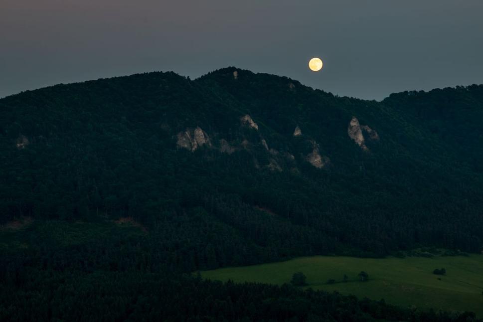 Mesiac vychádza