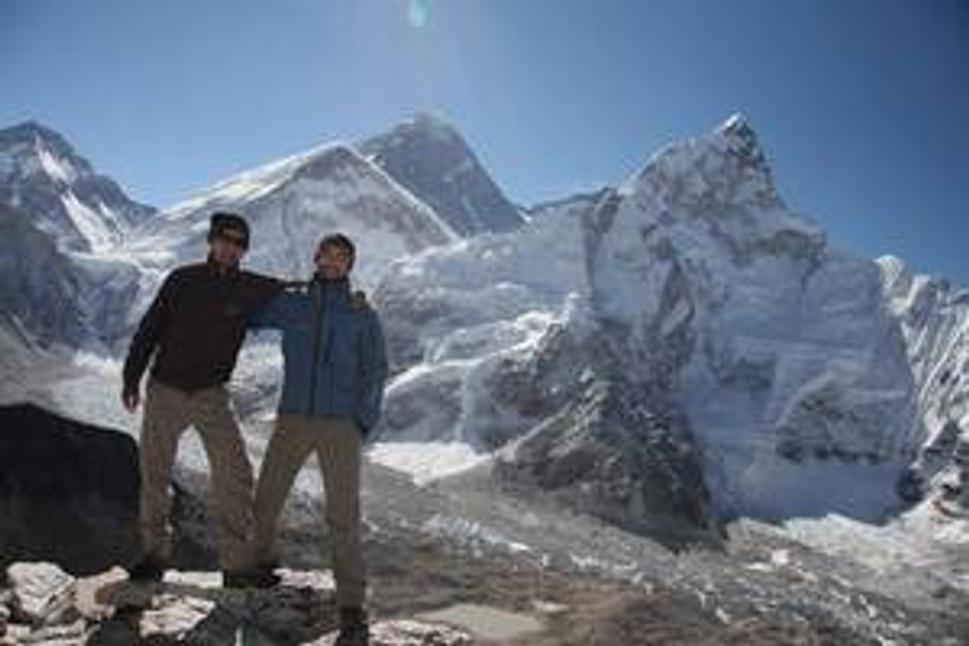 to tmave v pozadi je Everest 8848mnm, vpravo, co vyzera byt vyssie, je Nuptse 7864 mnm