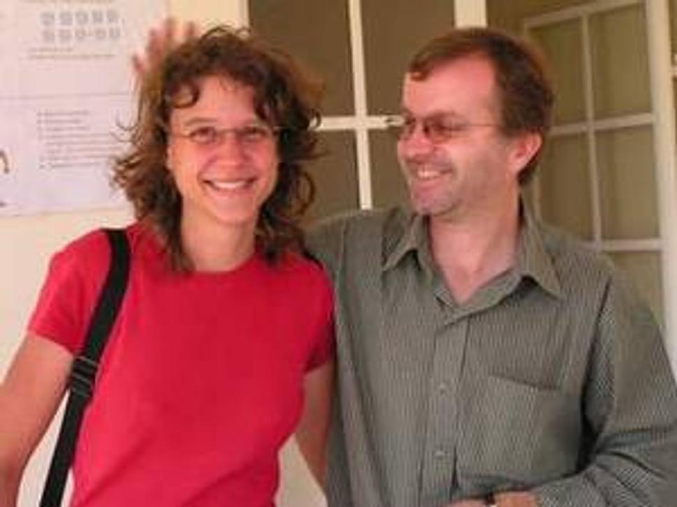 MUDr. Zuzana Kniezová (dnes Kalavská) a Martin Cingeľ SVD v Eldorete pred klinikou v roku 2006