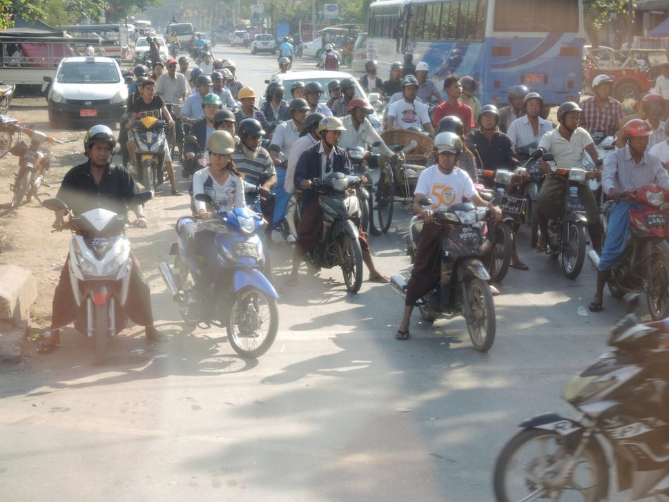 Mandalay, Mjanmarsko. Alebo ako sa občas ako cyklista cítim aj na našich cestách.