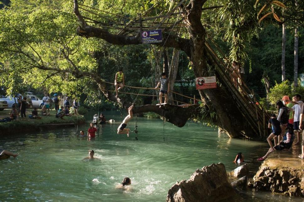V Blue lagoon sa do sýtosti vyskáče každý ;)