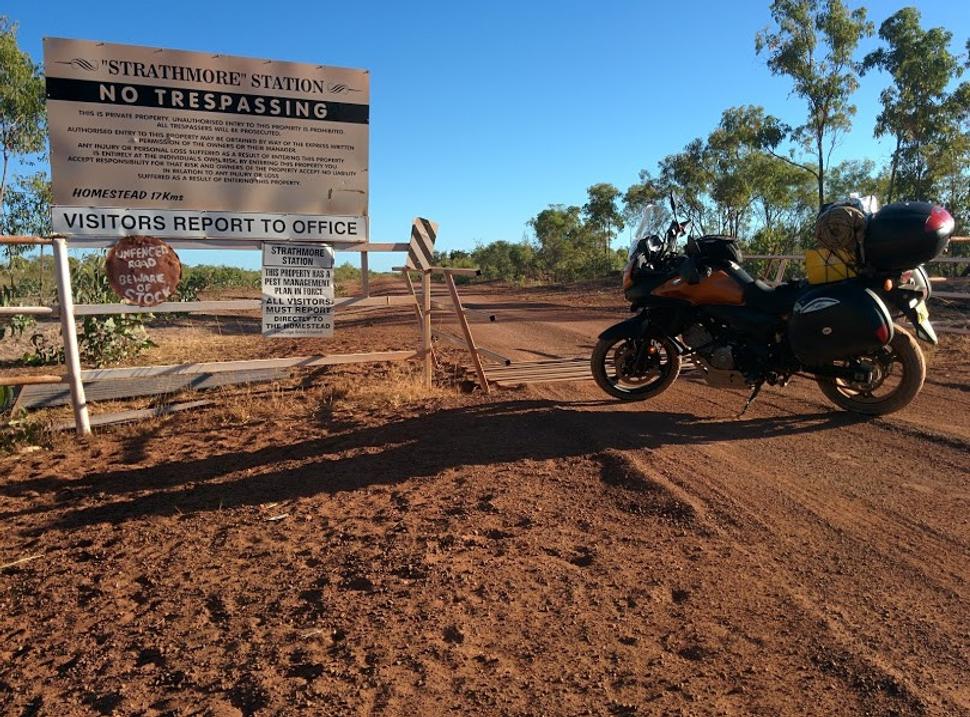 Cesta na Strathmore cattle station, vzdialenej 120 km od mestečka Georgetown. Žltý kartón piva XXXX Gold na zadnom sedadle slúži na rýchle nájdenie nových kamarátov