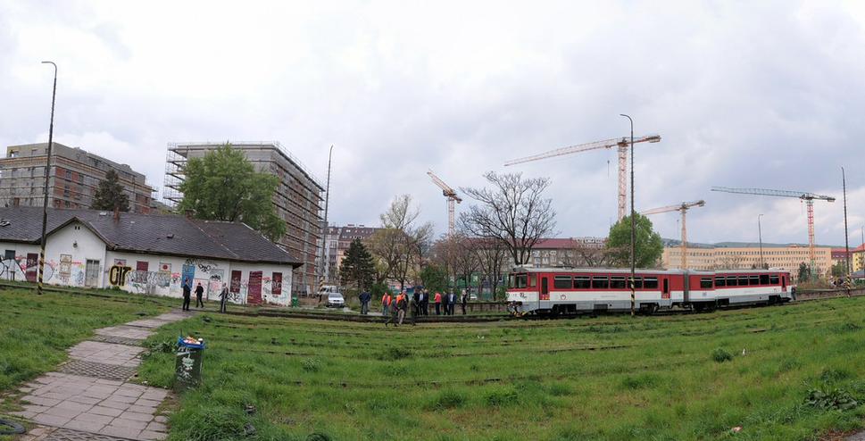 Počas testovania absolvovali aj cestu do/z železničnej stanice Bratislava Filiálka. Vyjsť pred bytovku a zbadať na stanici „motoráčik“ bolo naozaj prekvapivé.