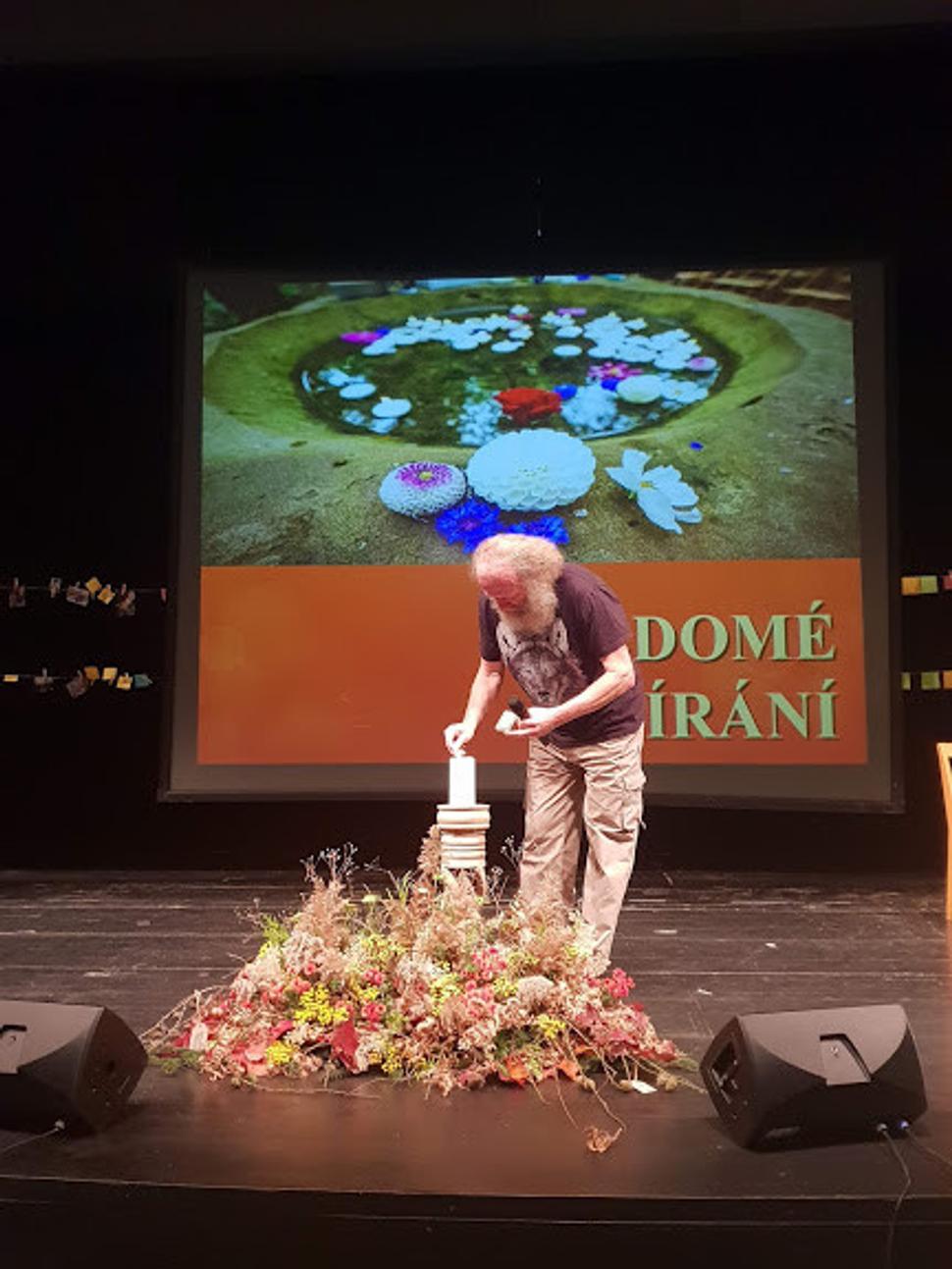 Centrálnu sviečku zapálil na festivale Jaroslav Dušek a horela celý čas.