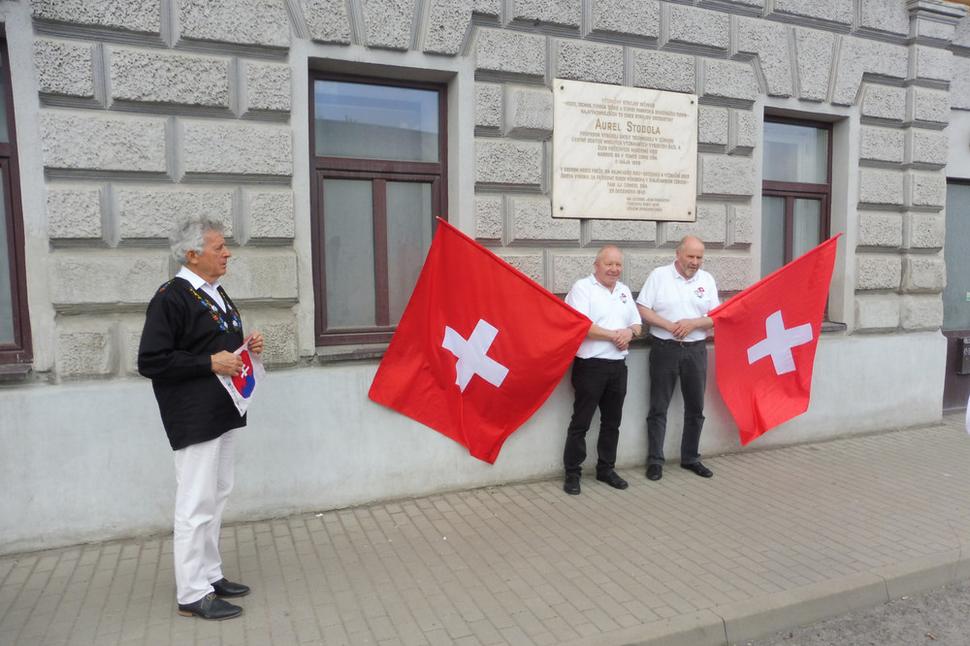 Pán Miroslav Šuvada (vľavo) s vlajkármi skupiny trubačov Alphorngruppe Kaiten (Švajčiarsko).