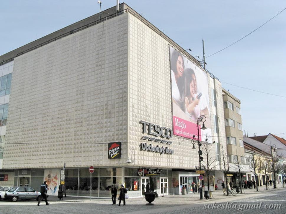 Tesco zakryté mega bilboardom