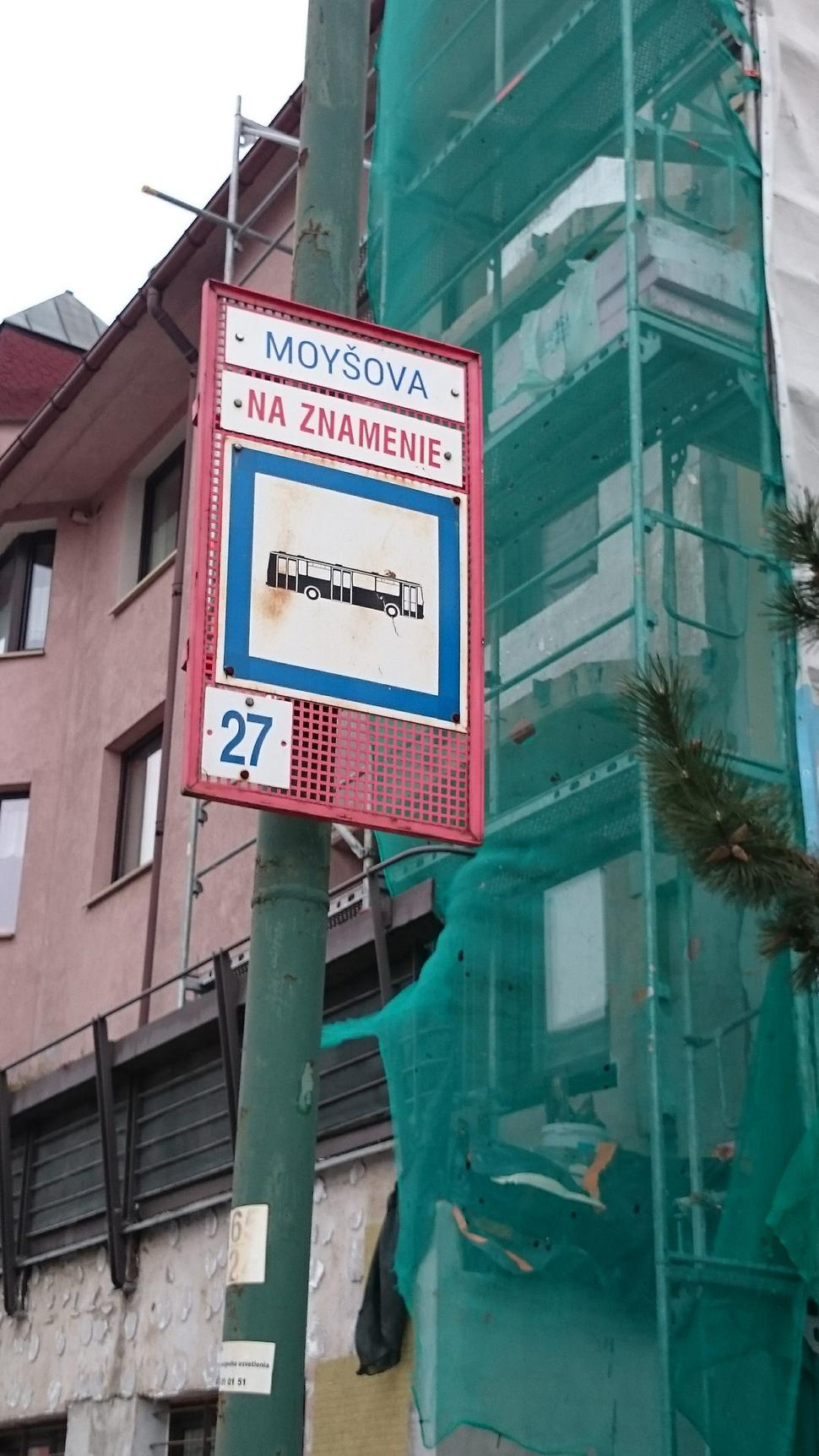 Konečná pre linku 27. Pre údajný nedostatok zdrojov táto linka v Dúbravke končí.