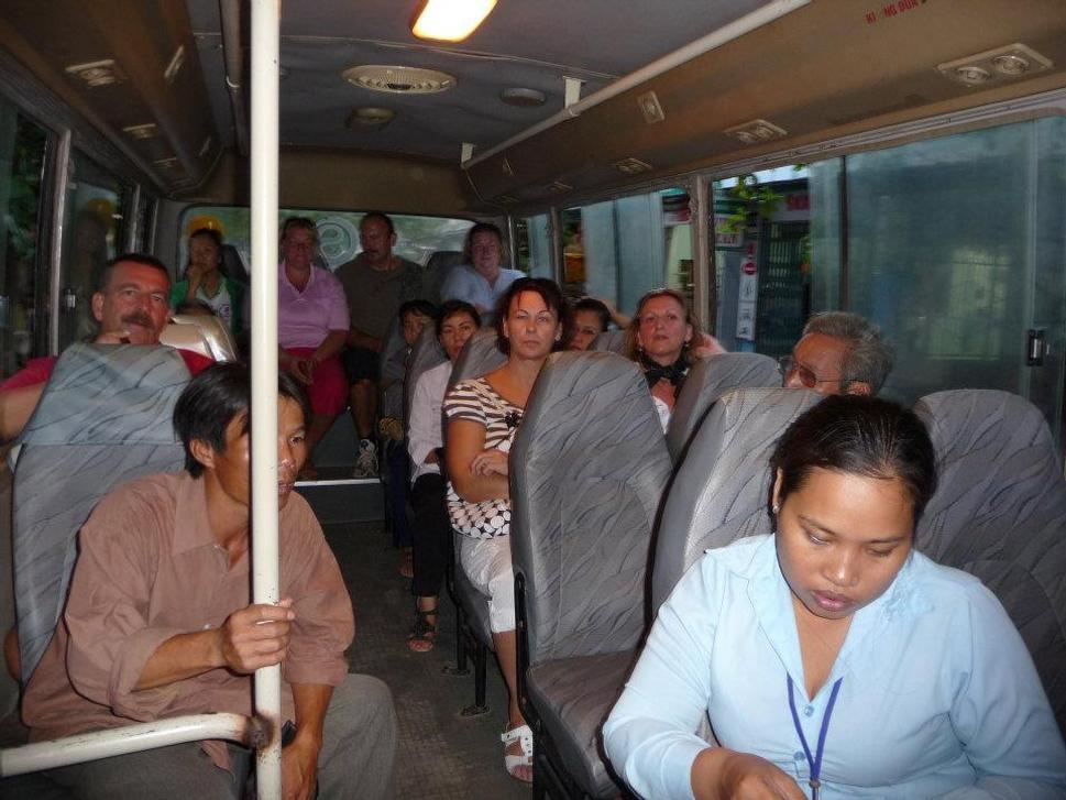 Konduktorka si nas posadila v prazdnom autobuse