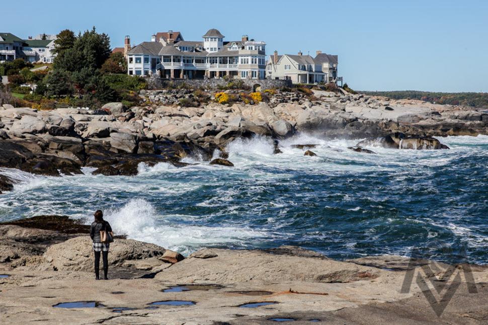 Chvilku som este pozoroval tak ako iny trosku nepokojny Atlanticky ocean a vlny ktore sa rozbijali na skalnatom pobrezi. York, Maine, USA. October 10, 2016. Cape Neddick