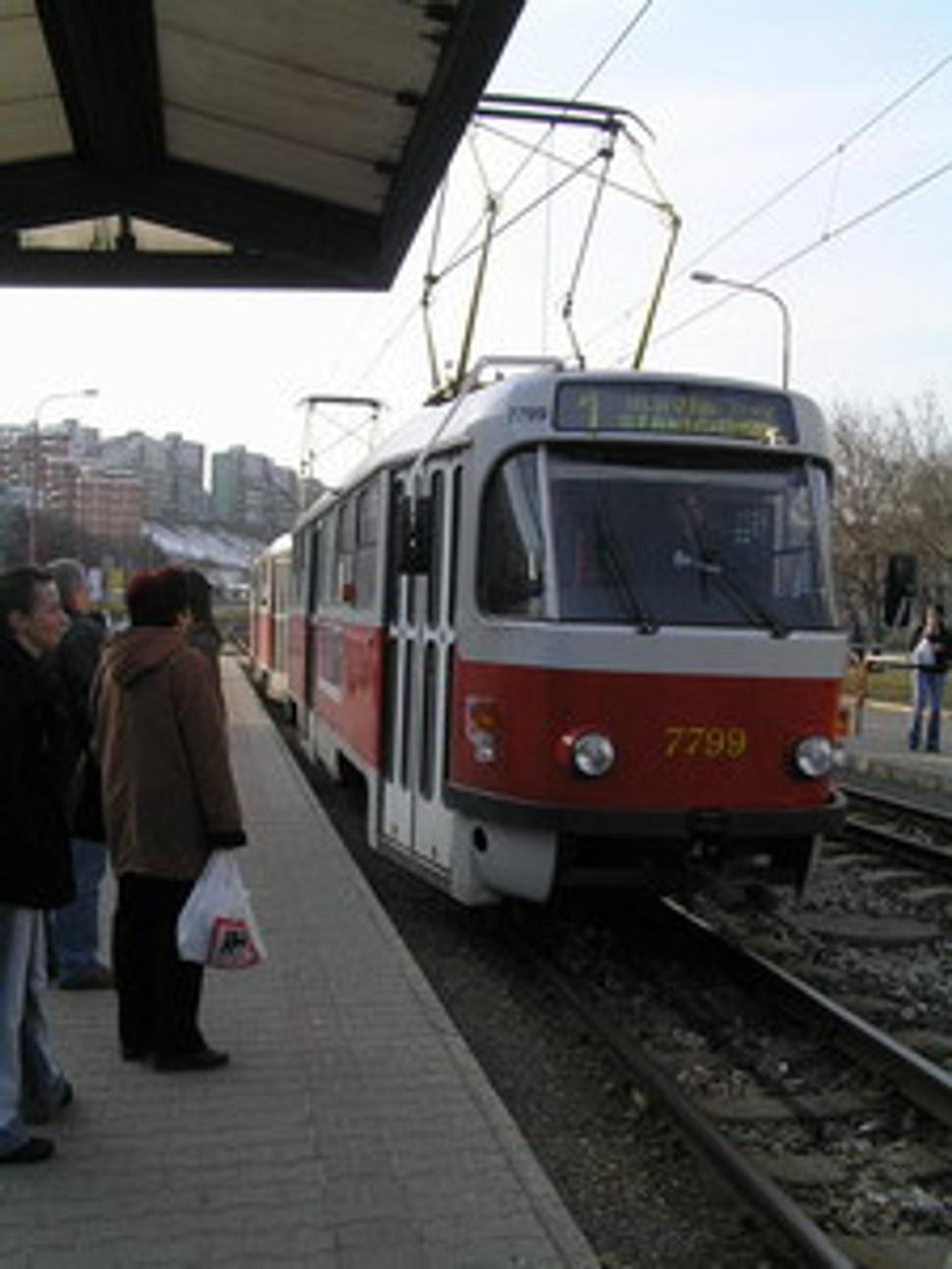 Jedna z vynovených električiek