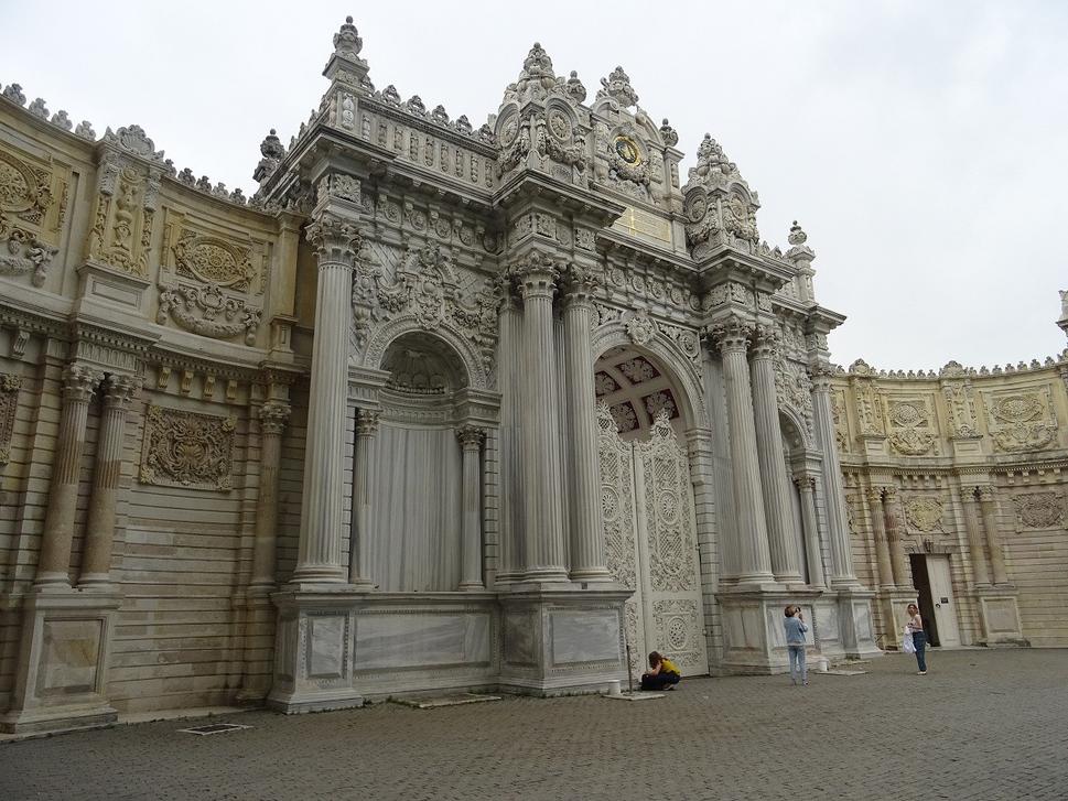 Vstup do areálu paláca Dolmabahçe.